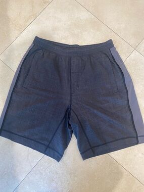 lululemon athletica Men's Gray Athletic Shorts with Side Panels - Lined